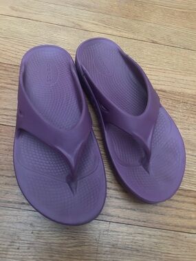 OOFOS Plum Recovery Thong Sandals